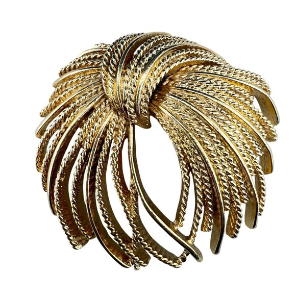 Title:  Vintage Monet Gold-Tone Textured Knot Brooch Elegant Statement Pin Jewel - Picture 1 of 6